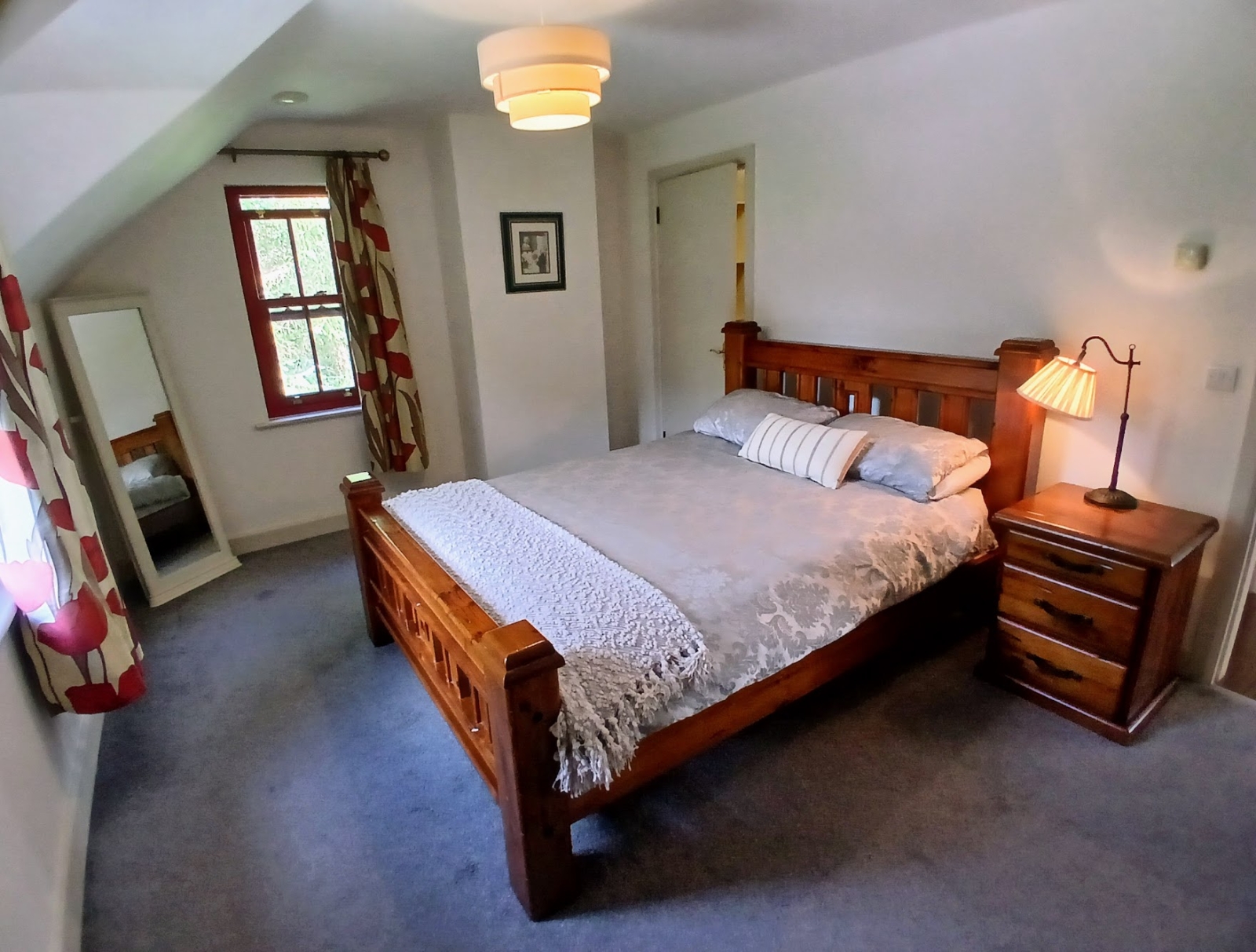 Arty Woodland Cottage met sauna aan zee
