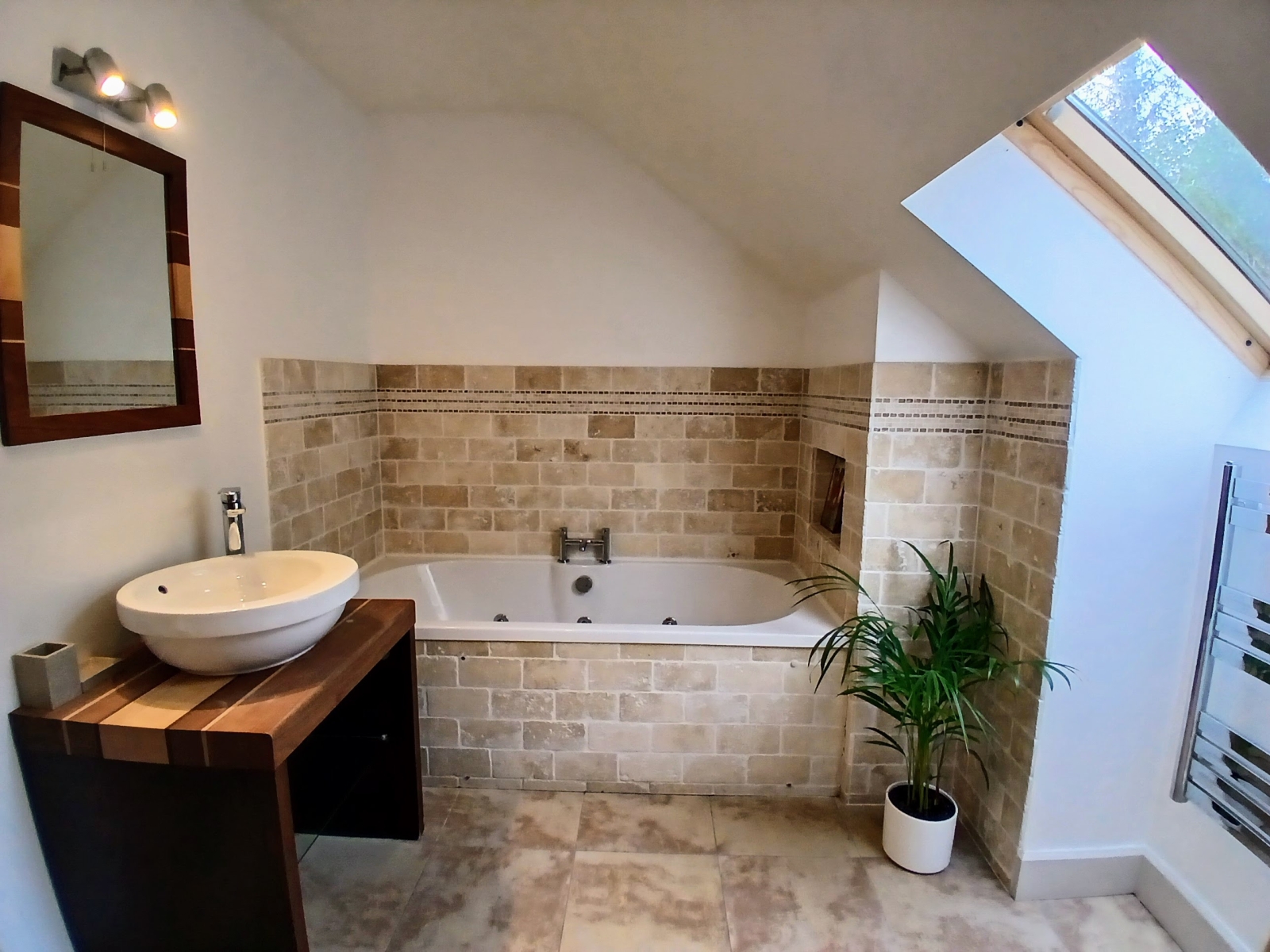 Arty Woodland Cottage met sauna aan zee