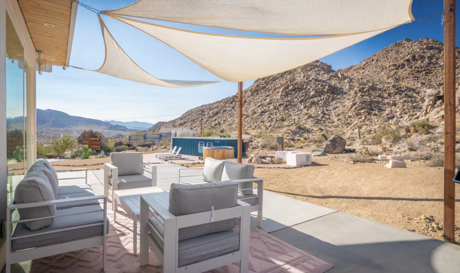 Incredible Funky house on the boulders right near Joshua Tree National Park!