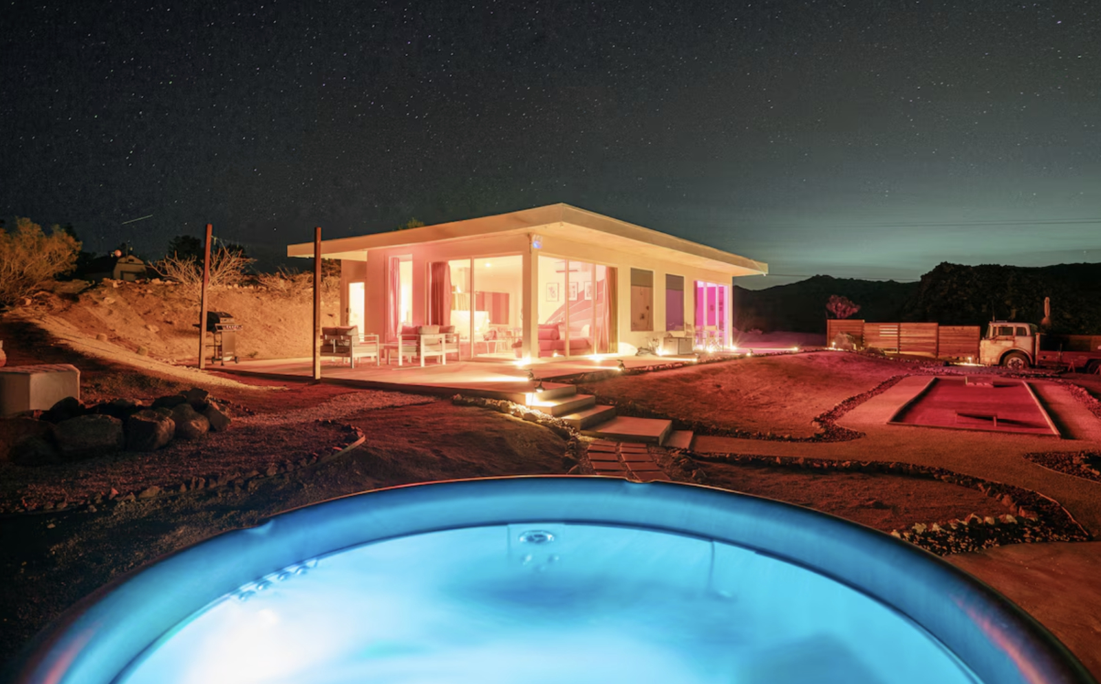 Incredible Funky house on the boulders right near Joshua Tree National Park!