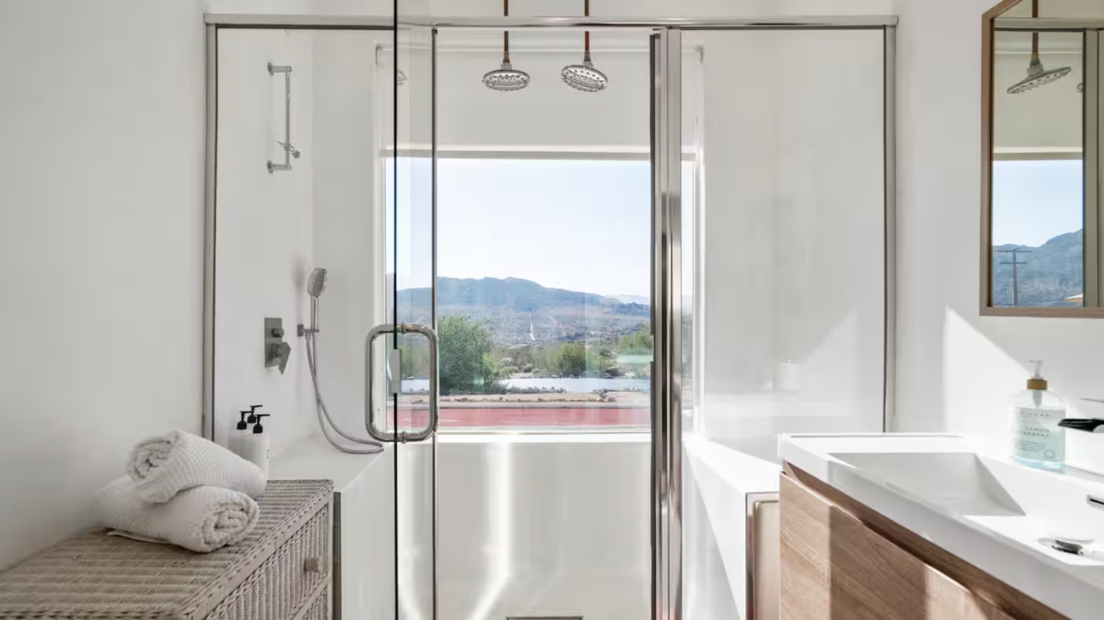 Incredible Funky house on the boulders right near Joshua Tree National Park!