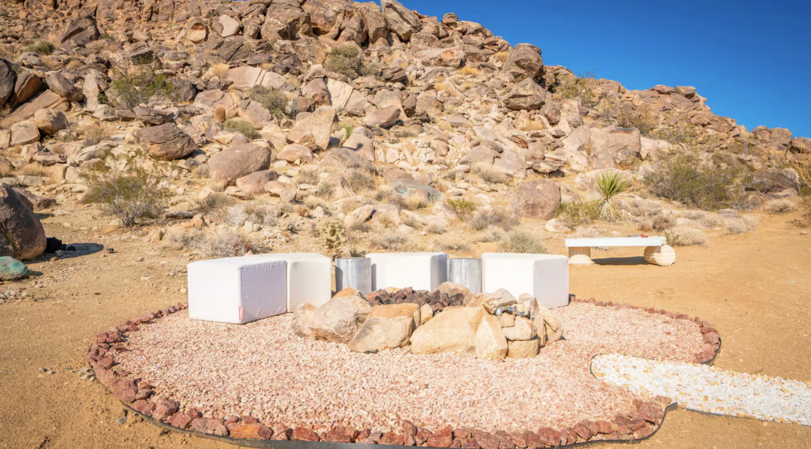 Incredible Funky house on the boulders right near Joshua Tree National Park!