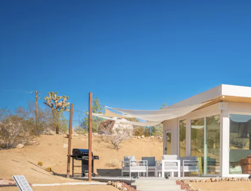 Incredible Funky house on the boulders right near Joshua Tree National Park!