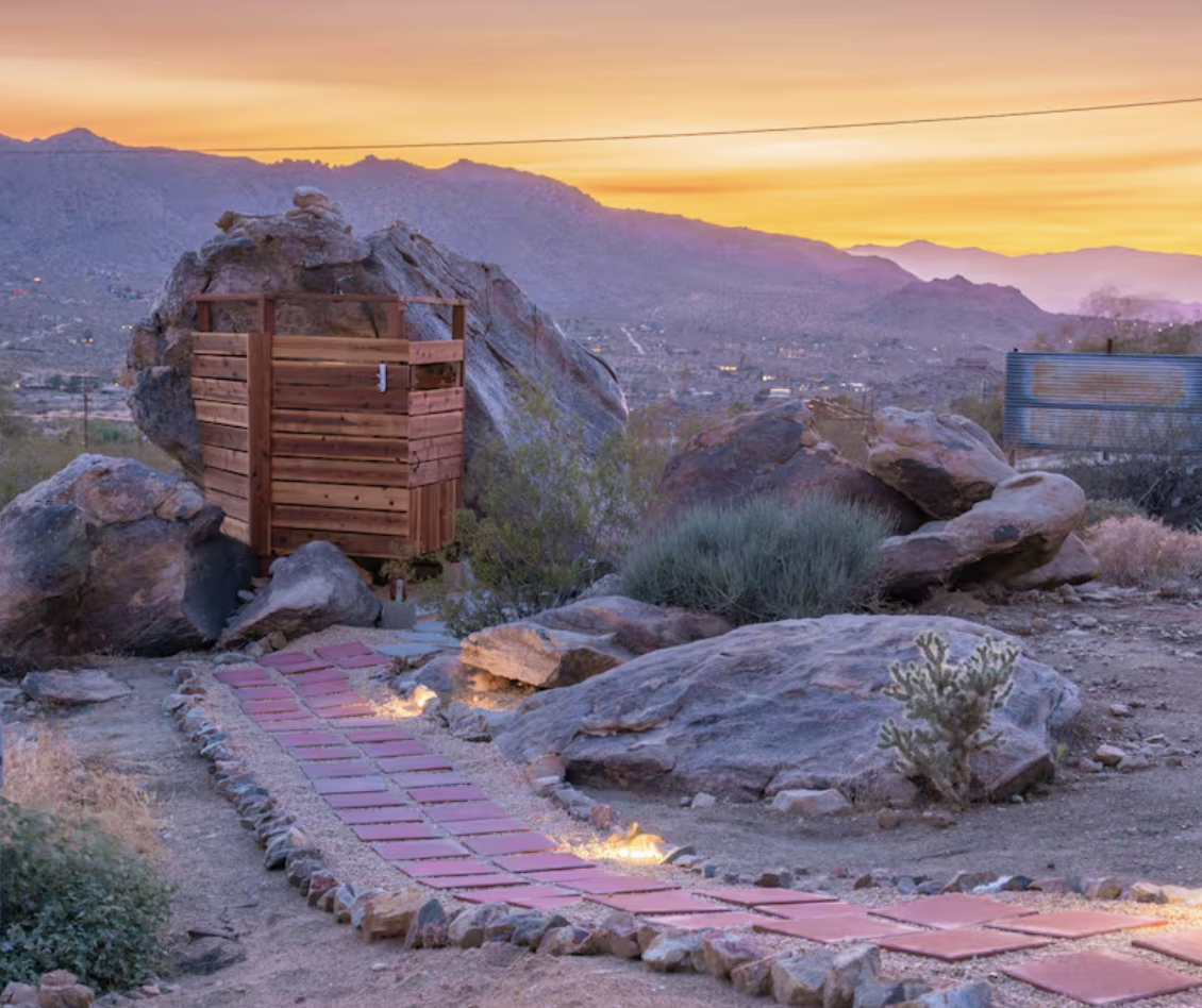 Incredible Funky house on the boulders right near Joshua Tree National Park!