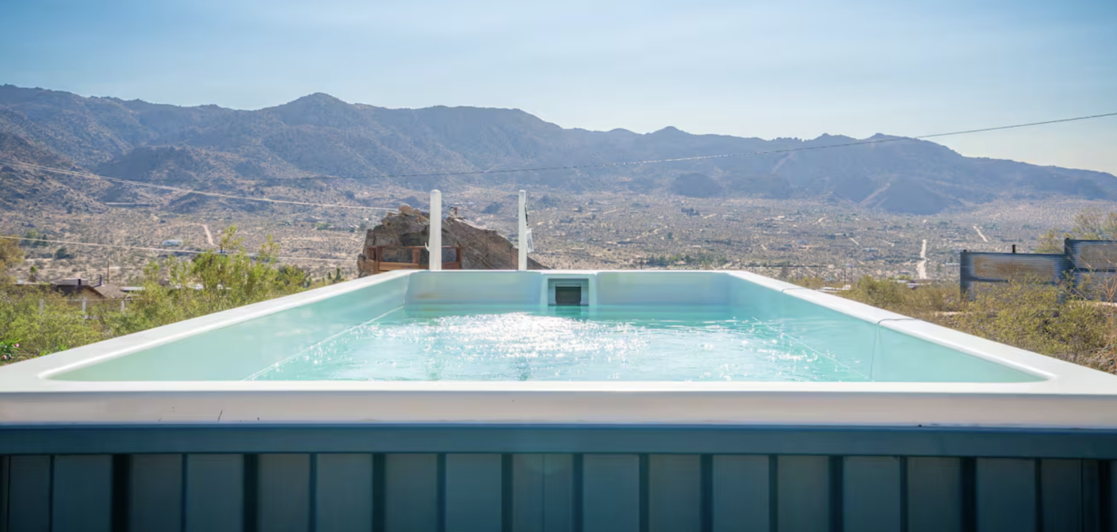 Incredible Funky house on the boulders right near Joshua Tree National Park!