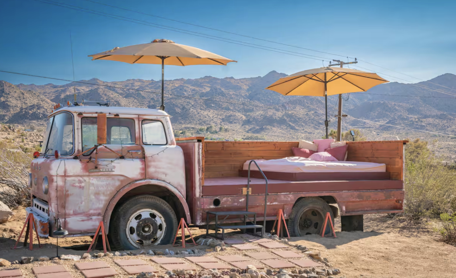 Incredible Funky house on the boulders right near Joshua Tree National Park!