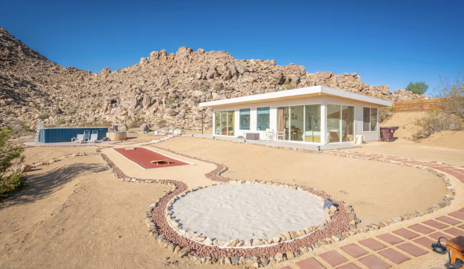 Incredible Funky house on the boulders right near Joshua Tree National Park!