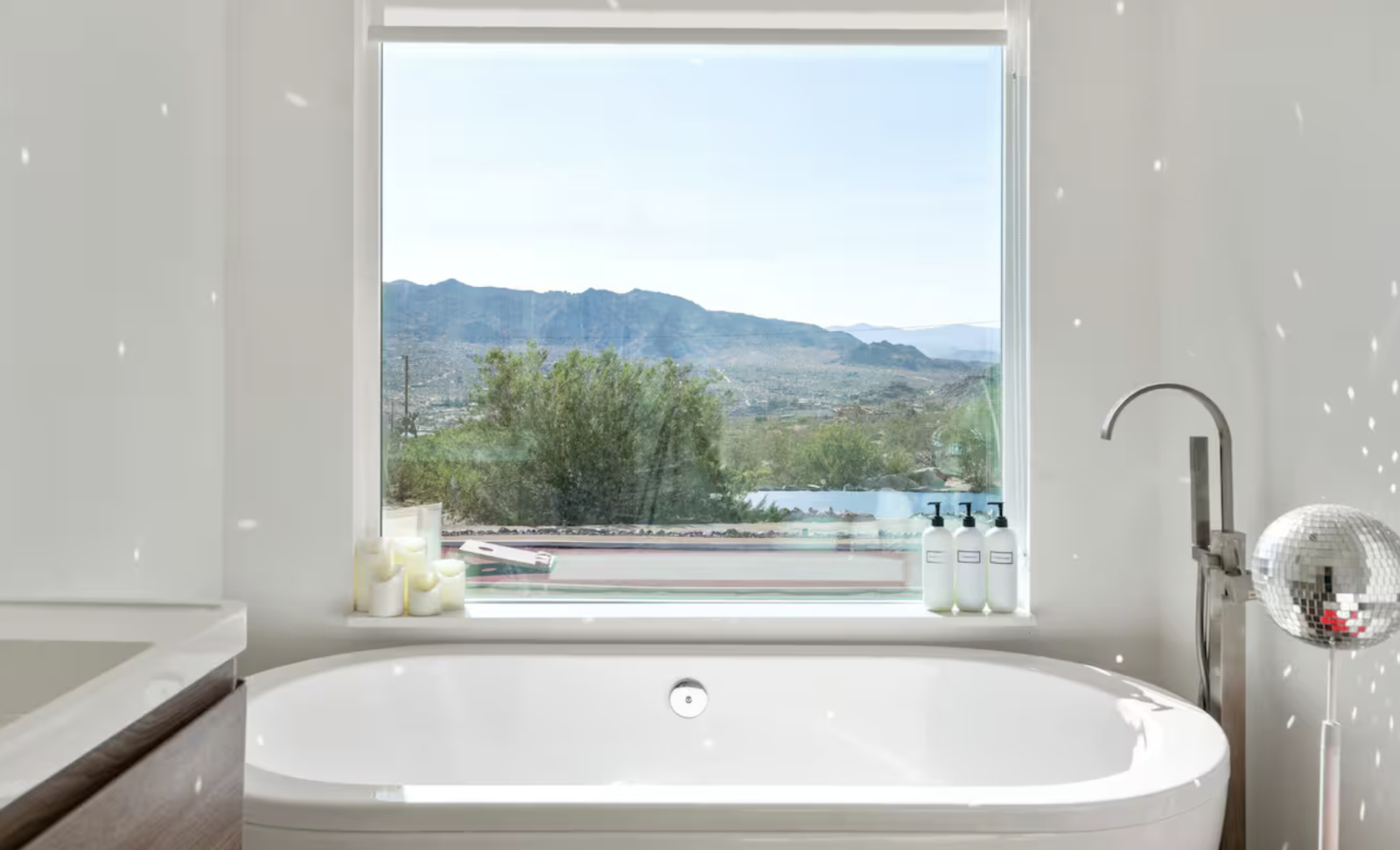 Incredible Funky house on the boulders right near Joshua Tree National Park!