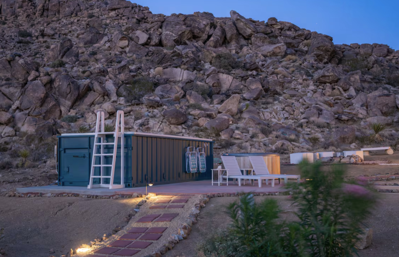Incredible Funky house on the boulders right near Joshua Tree National Park!