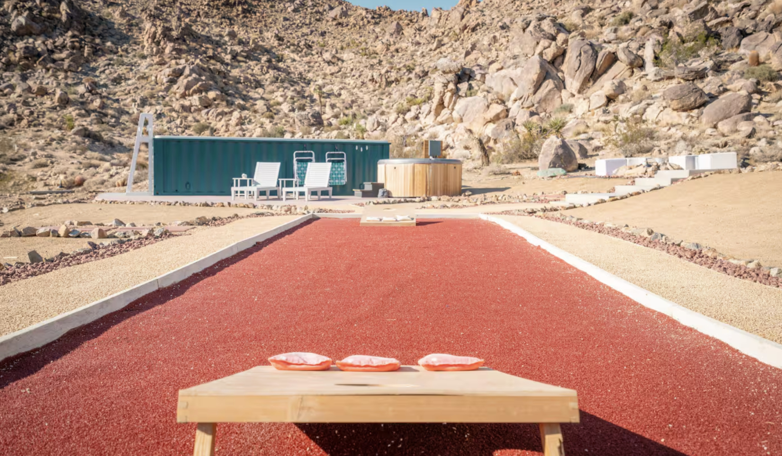 Incredible Funky house on the boulders right near Joshua Tree National Park!