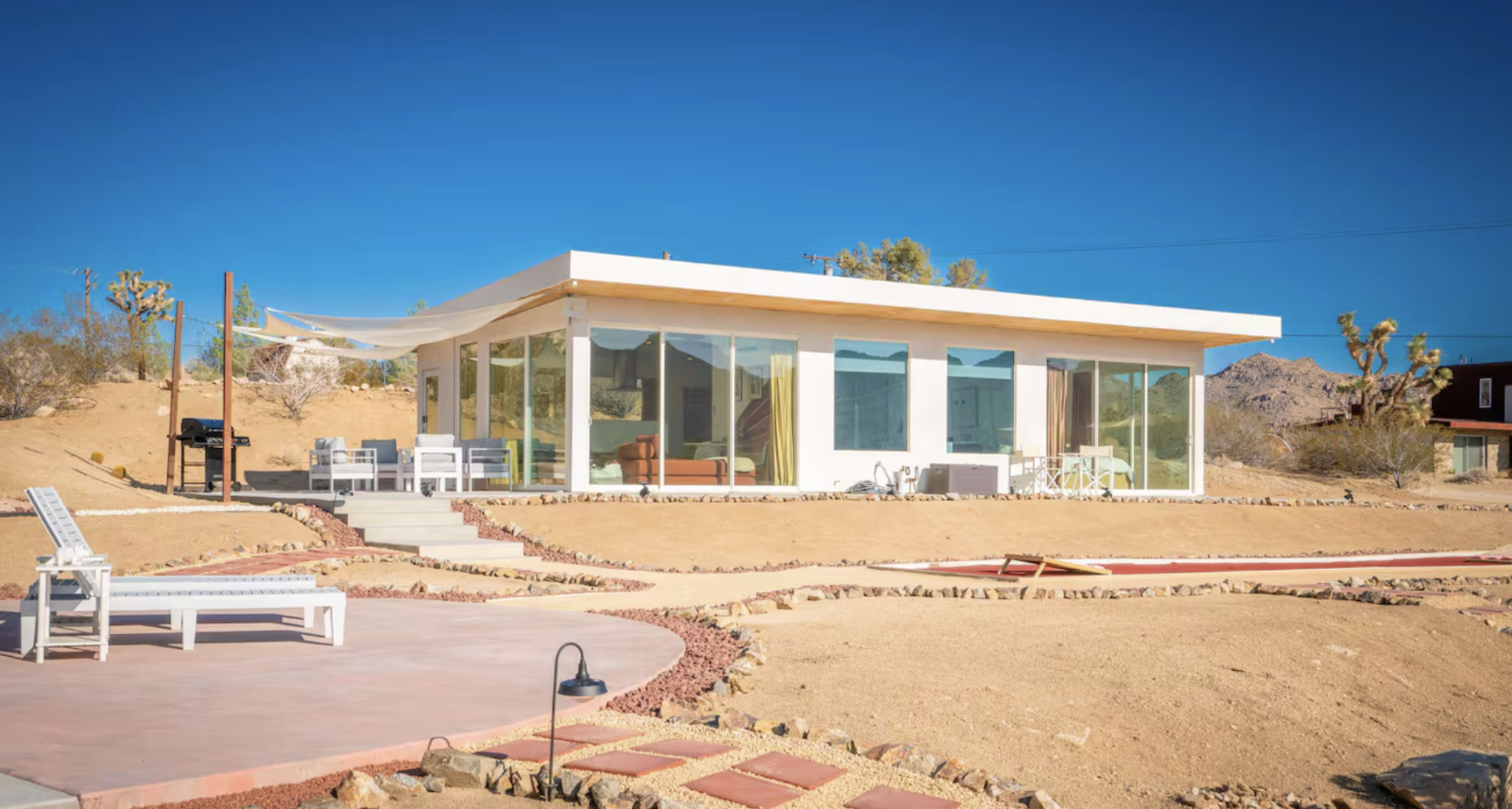 Incredible Funky house on the boulders right near Joshua Tree National Park!