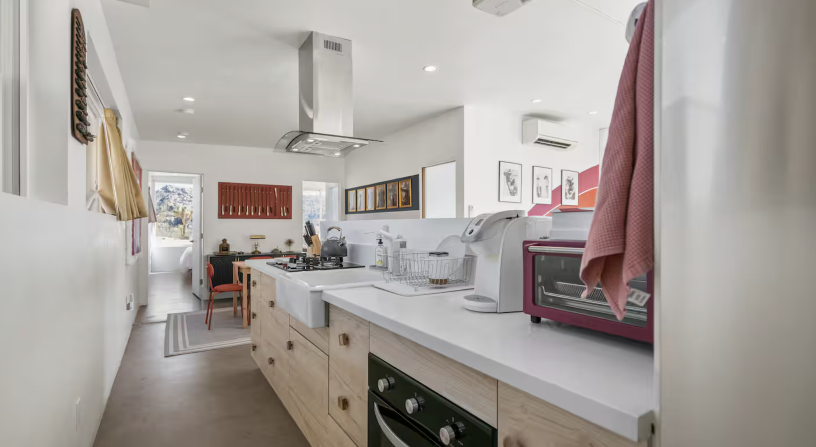 Incredible Funky house on the boulders right near Joshua Tree National Park!