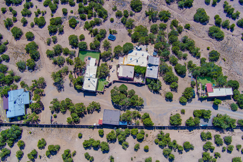 Adobe casita su una proprietà di dieci acri vicino alla piazza del centro
