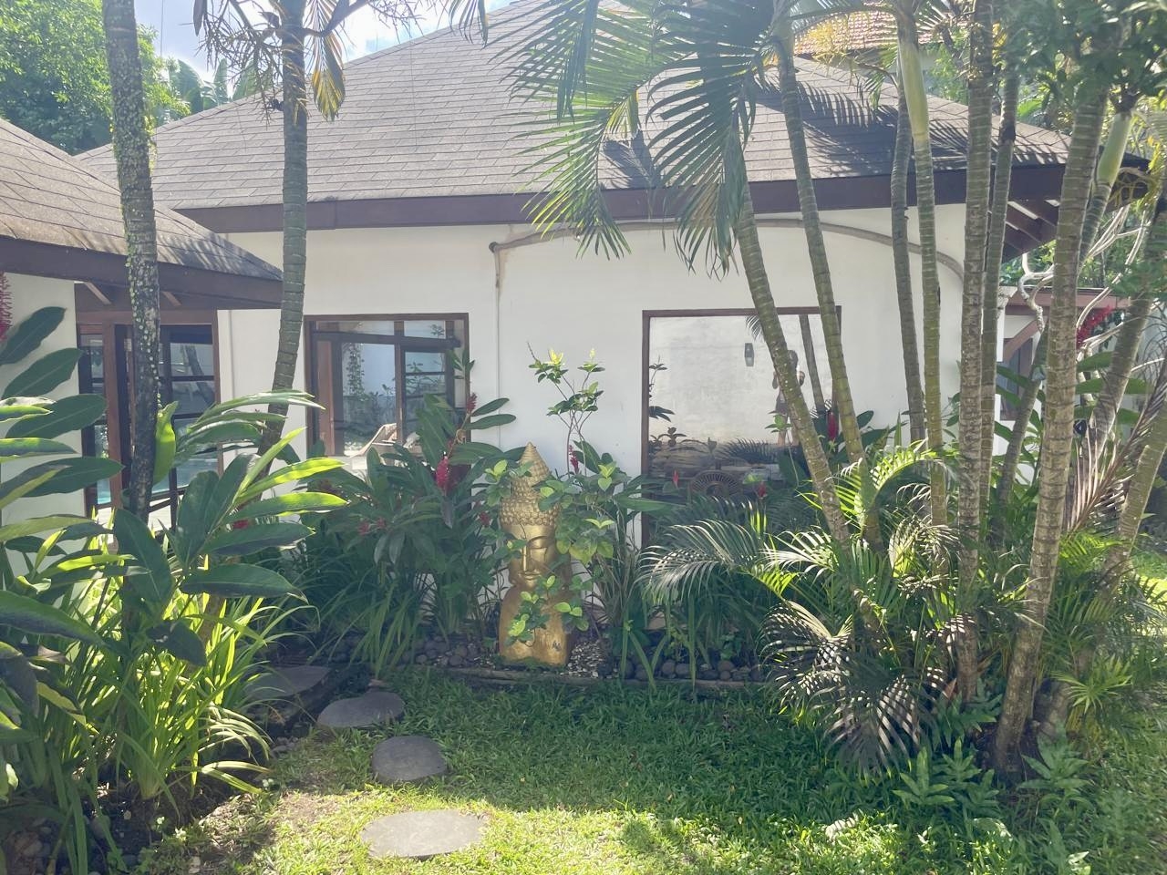 3 slaapkamers familievilla met mooie tuin en zwembad in een rustige wijk van Canggu Bali