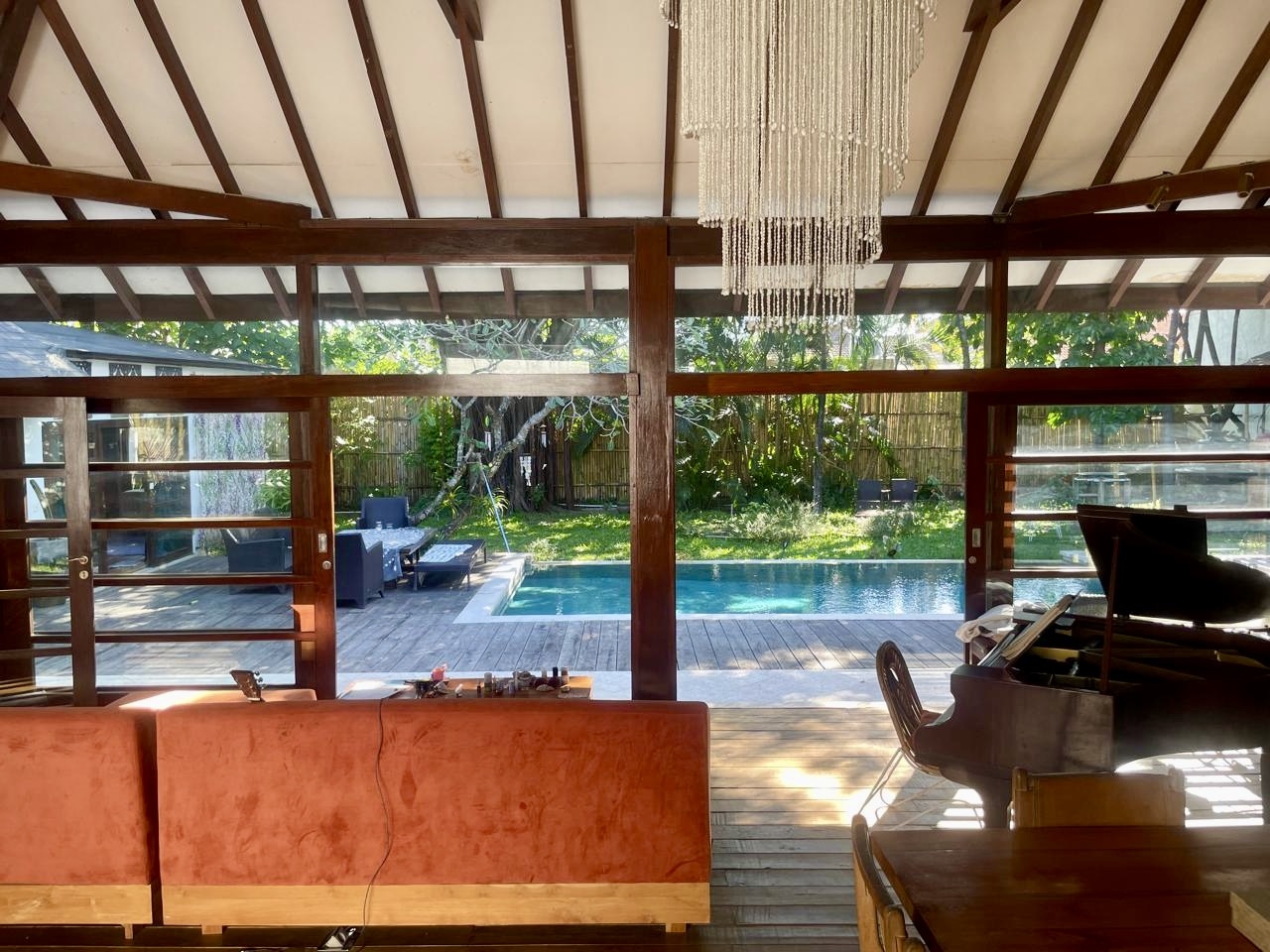 3 slaapkamers familievilla met mooie tuin en zwembad in een rustige wijk van Canggu Bali