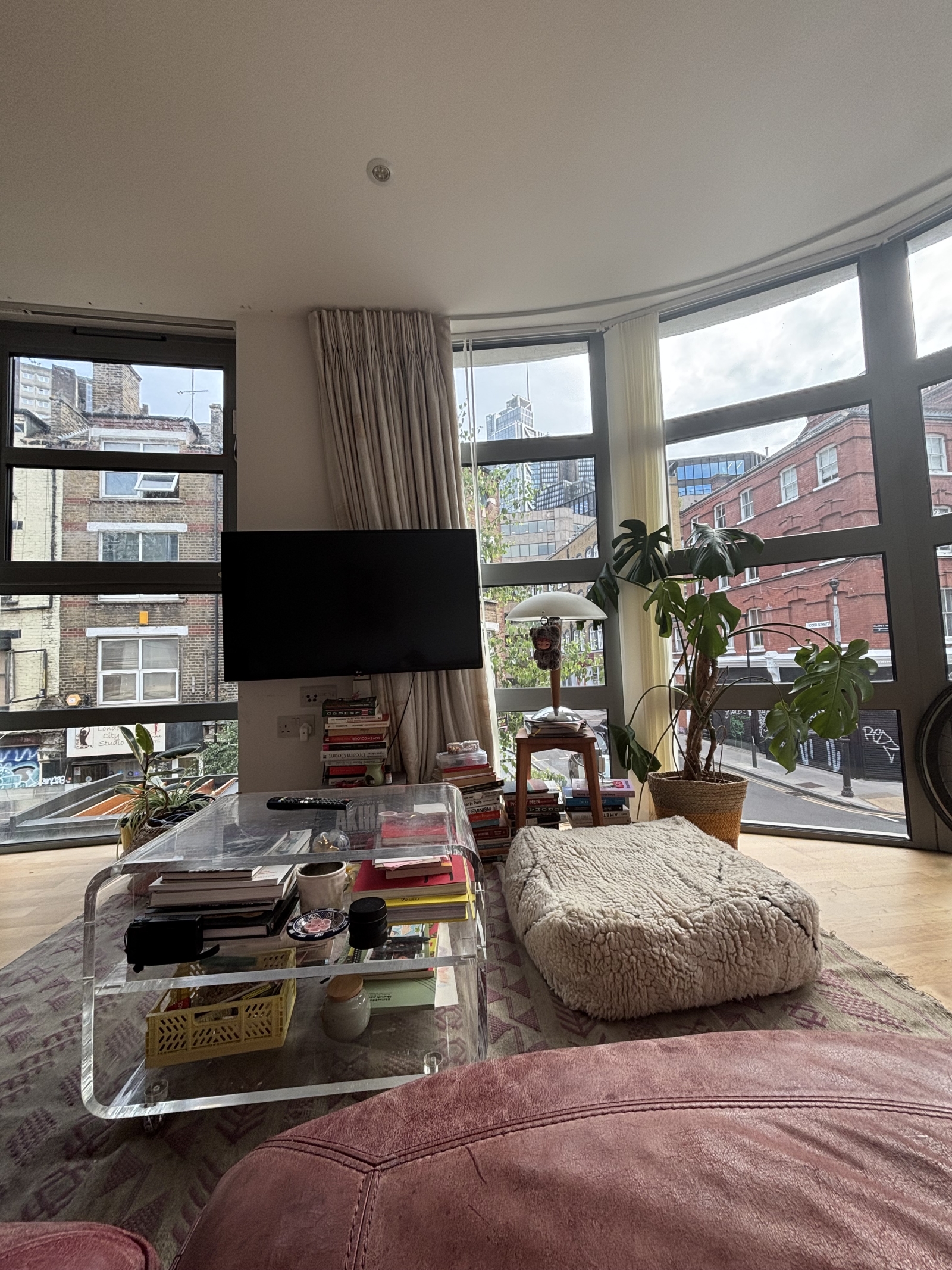 Central London apartment in convenient location with city views
