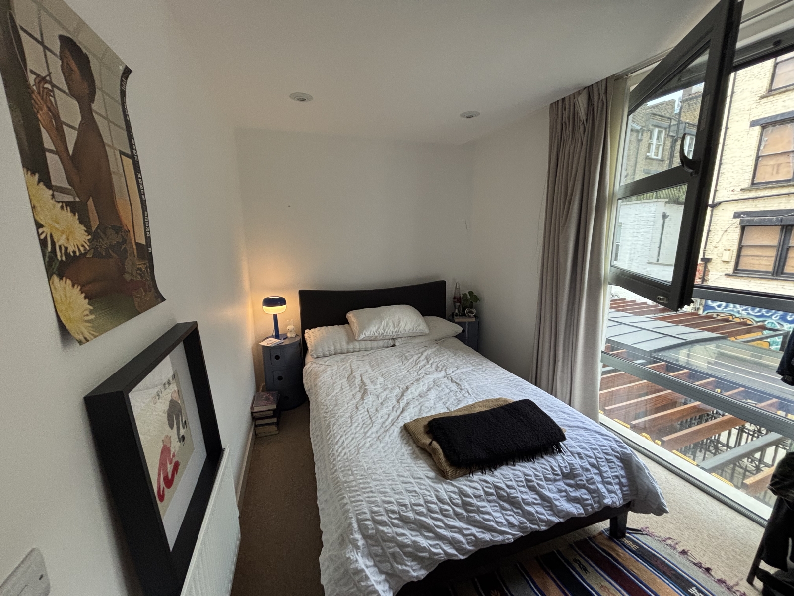 Central London apartment in convenient location with city views