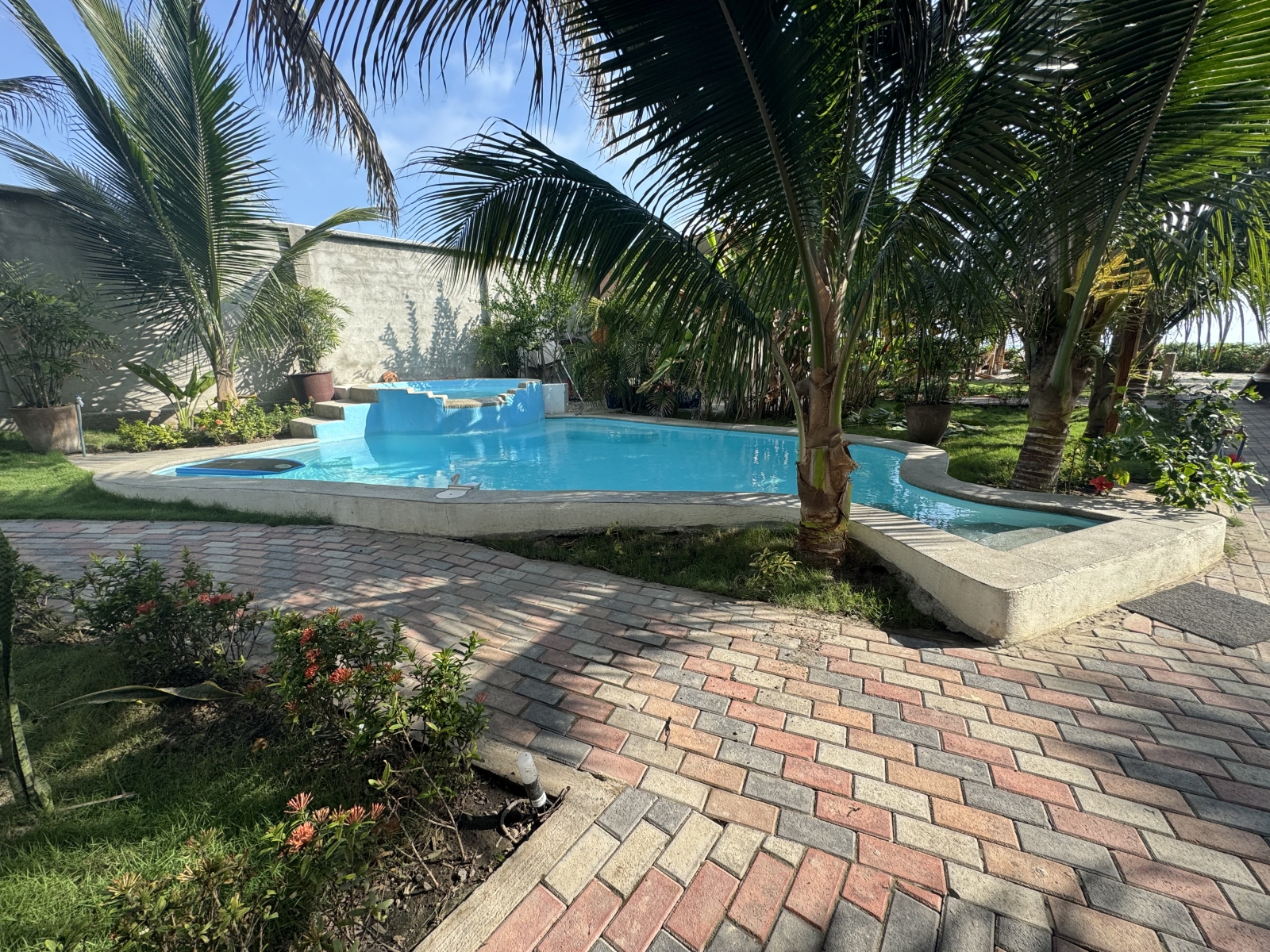 BEACH SIDE PARADISE
