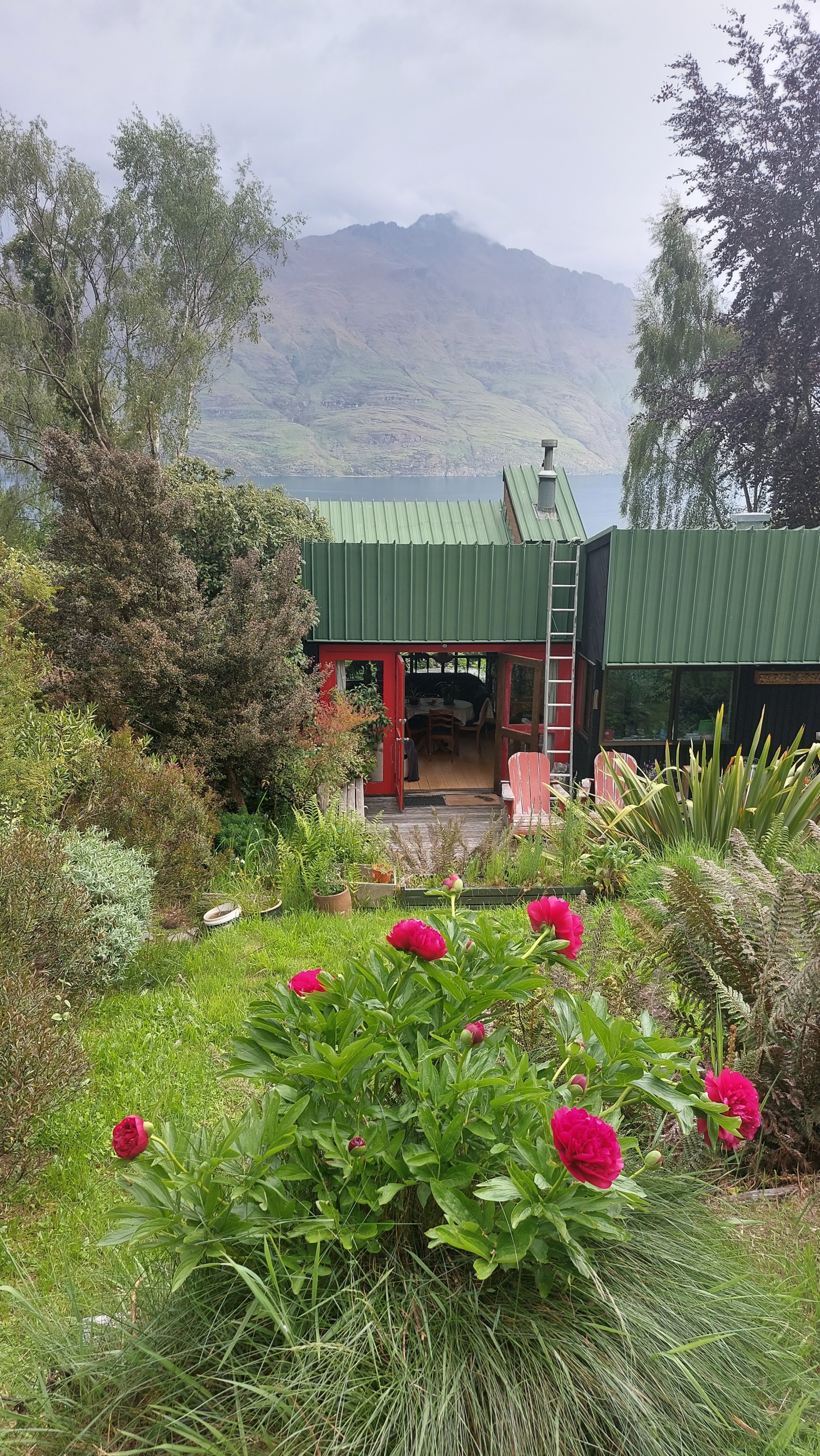 Vistas para o lago e as montanhas bem ao lado da linha de mato, a uma caminhada do centro de Queenstown