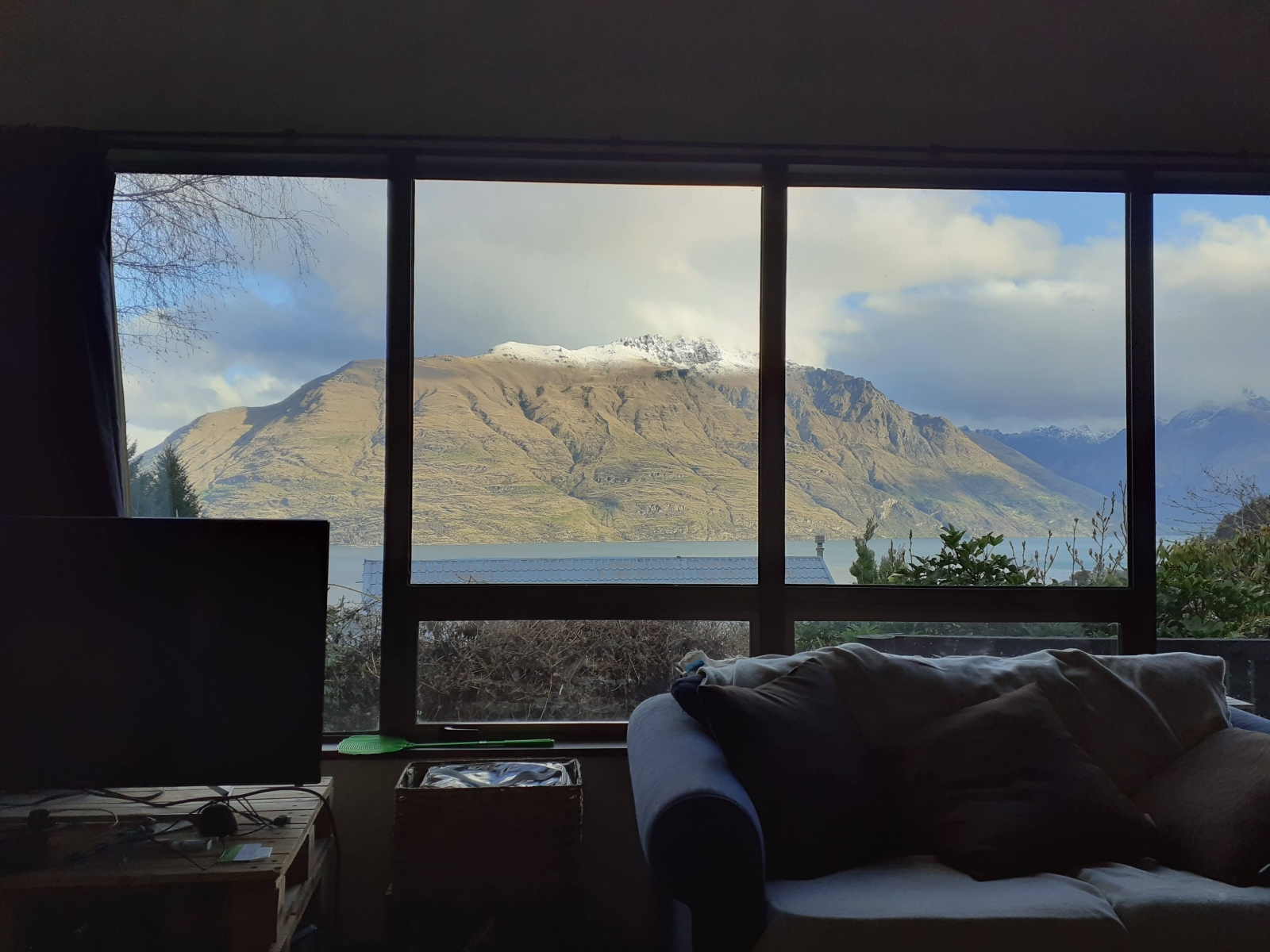 Vistas para o lago e as montanhas bem ao lado da linha de mato, a uma caminhada do centro de Queenstown