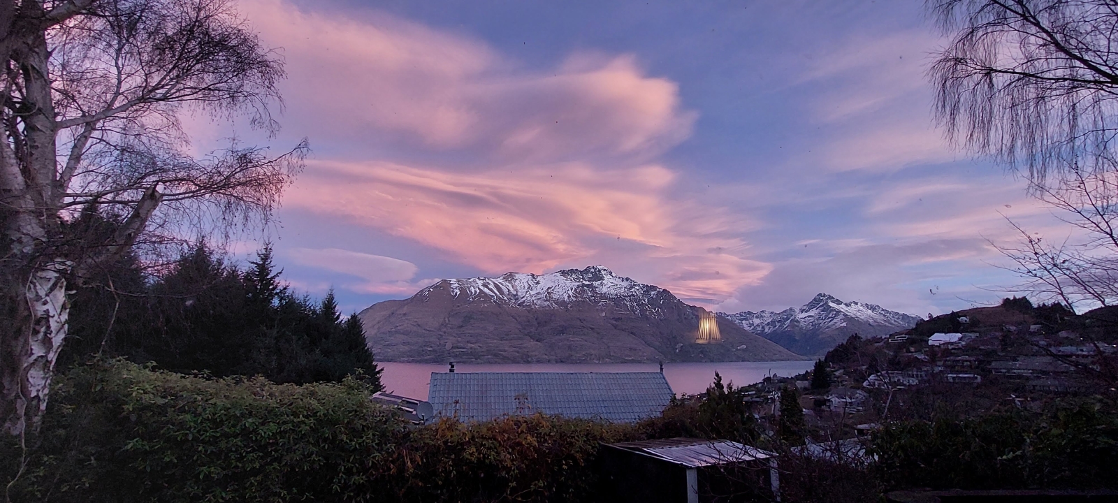 Vistas para o lago e as montanhas bem ao lado da linha de mato, a uma caminhada do centro de Queenstown