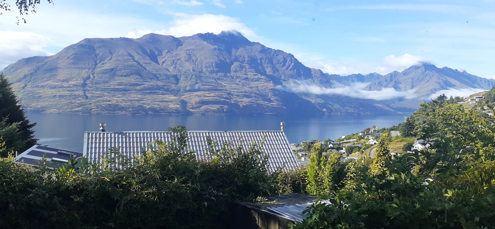 Vistas para o lago e as montanhas bem ao lado da linha de mato, a uma caminhada do centro de Queenstown