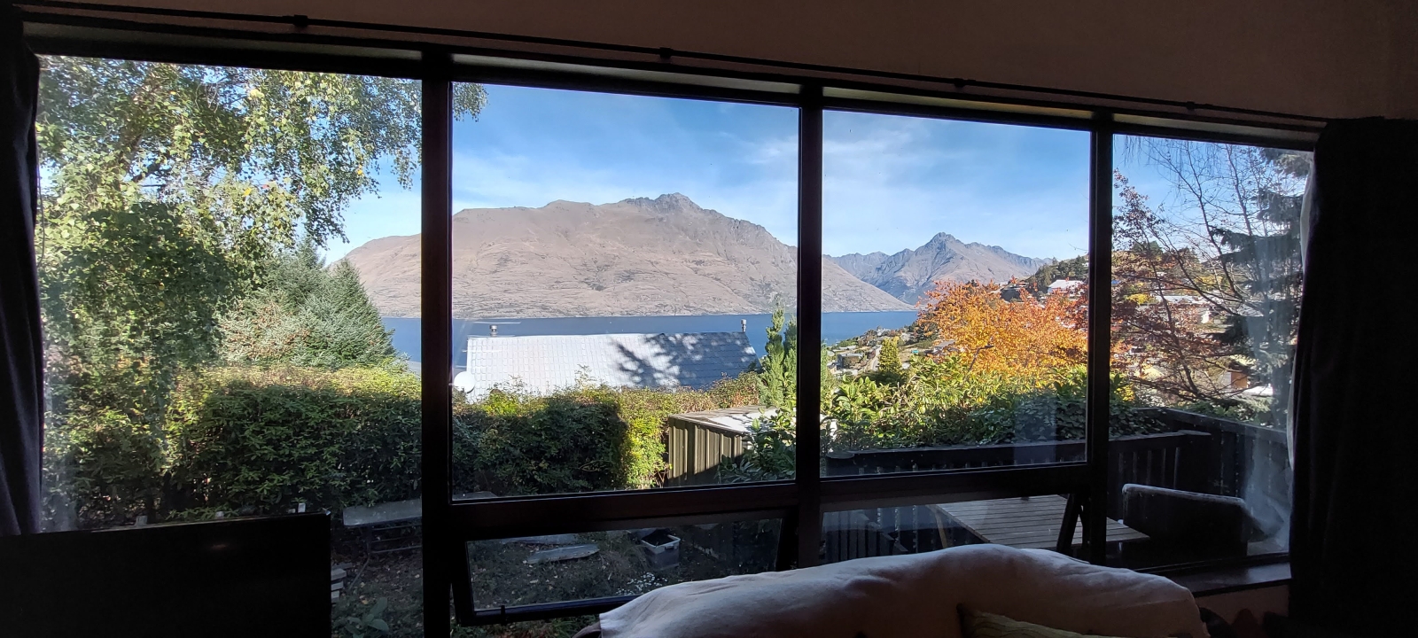 Vistas para o lago e as montanhas bem ao lado da linha de mato, a uma caminhada do centro de Queenstown