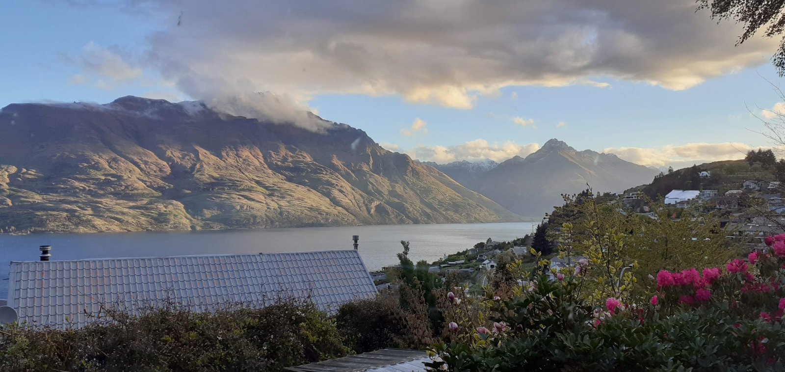 Vistas para o lago e as montanhas bem ao lado da linha de mato, a uma caminhada do centro de Queenstown