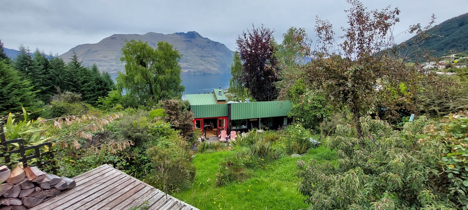 Vistas para o lago e as montanhas bem ao lado da linha de mato, a uma caminhada do centro de Queenstown