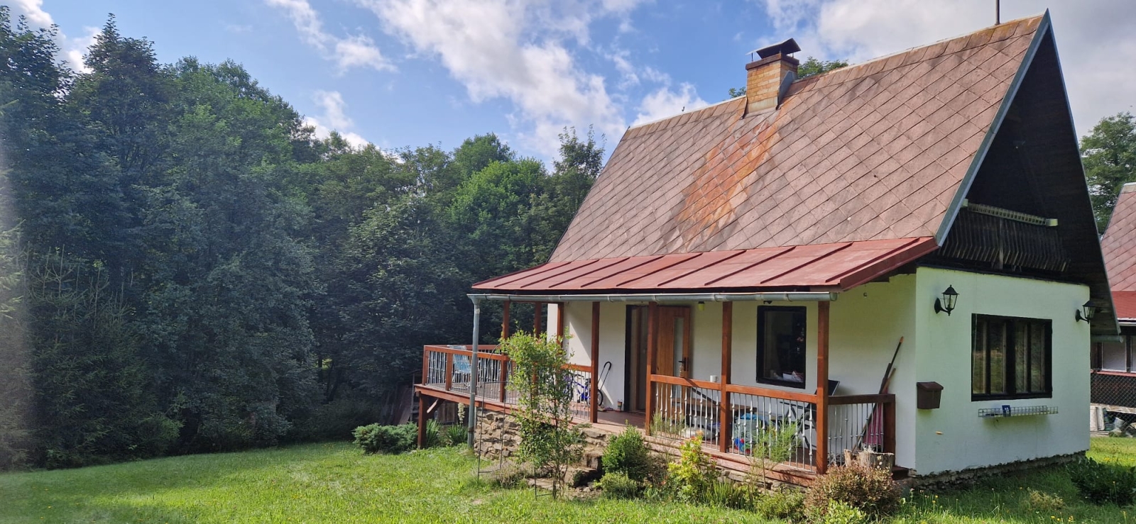 Casa de campo tradicional rodeada de bosque y naturaleza en la frontera del parque nacional