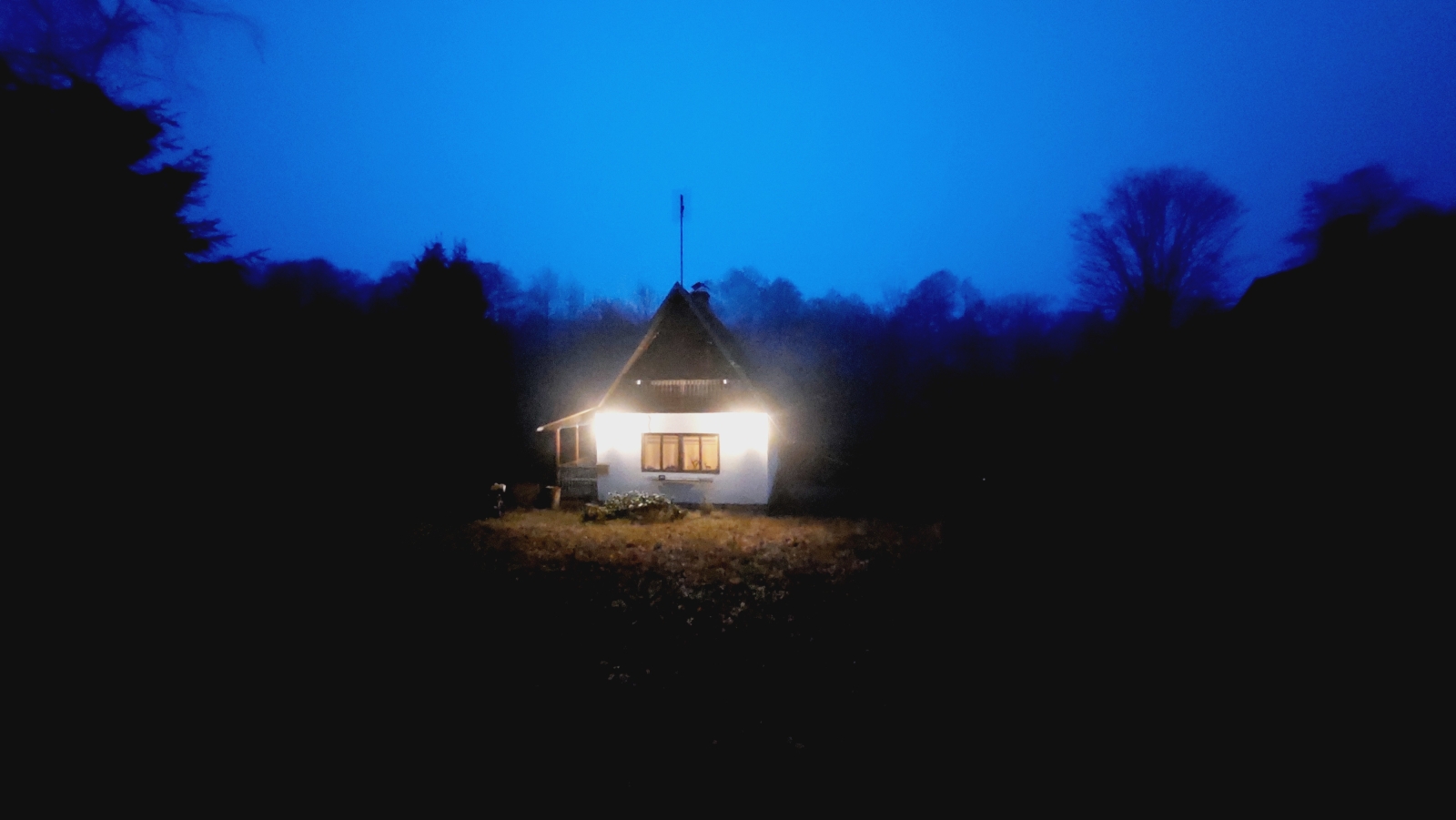Casa de campo tradicional rodeada de bosque y naturaleza en la frontera del parque nacional