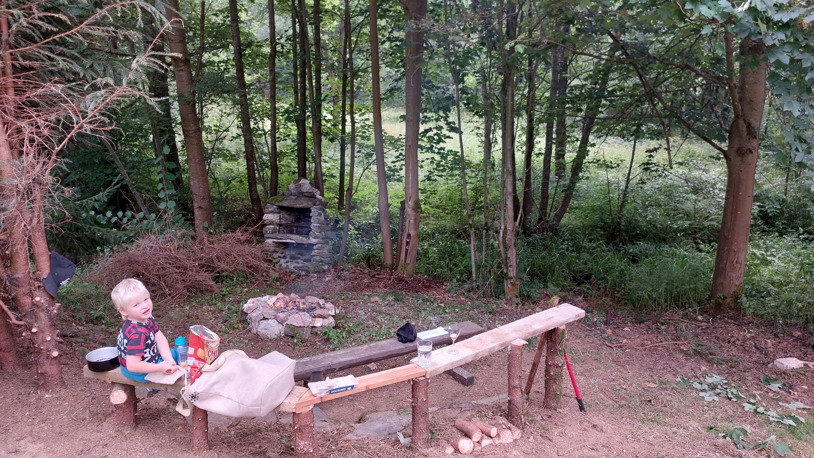 Casa de campo tradicional rodeada de bosque y naturaleza en la frontera del parque nacional