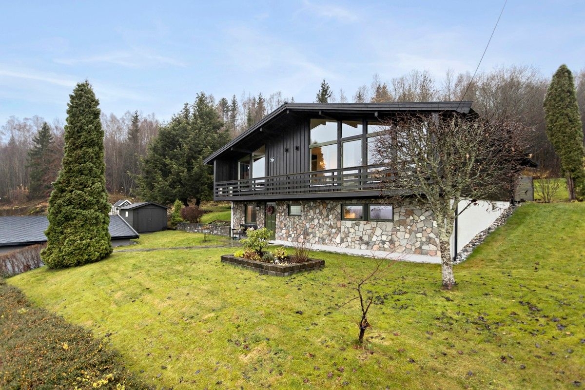 Maison familiale spacieuse avec un grand jardin, située à côté de la forêt et des sentiers de randonnée.