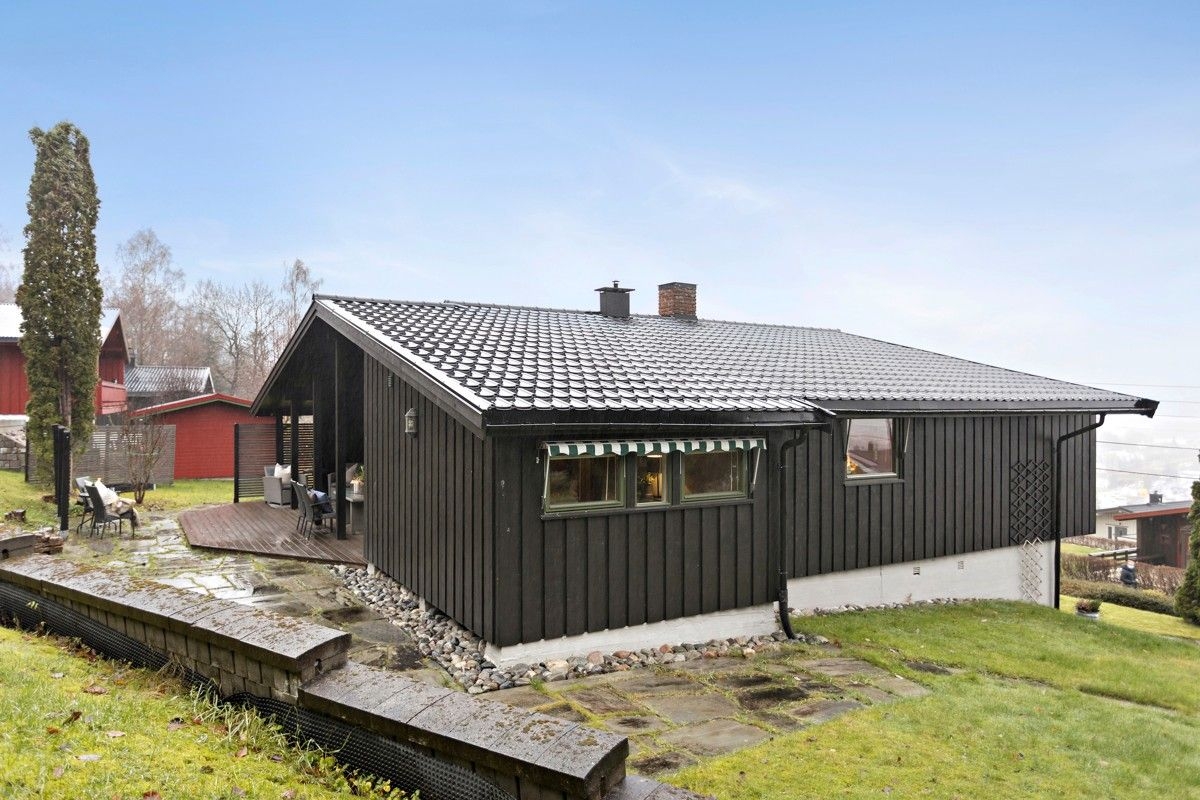 Maison familiale spacieuse avec un grand jardin, située à côté de la forêt et des sentiers de randonnée.