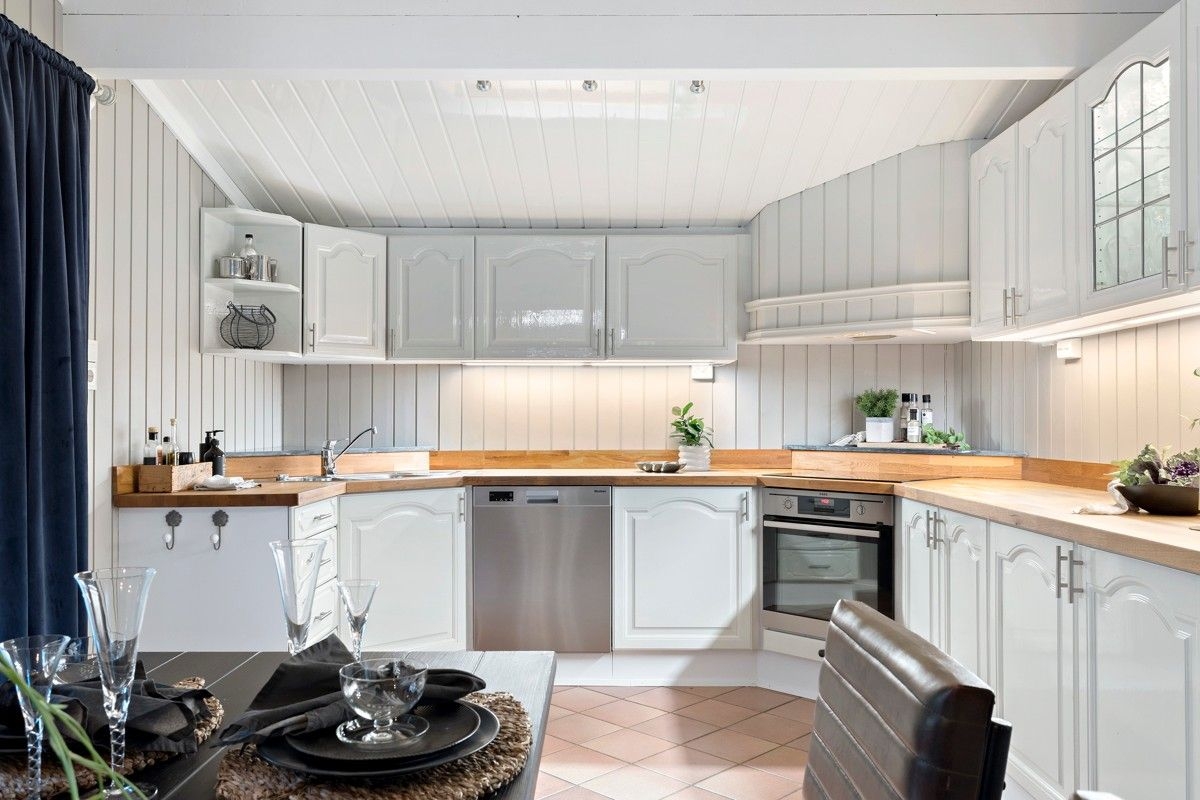 Maison familiale spacieuse avec un grand jardin, située à côté de la forêt et des sentiers de randonnée.