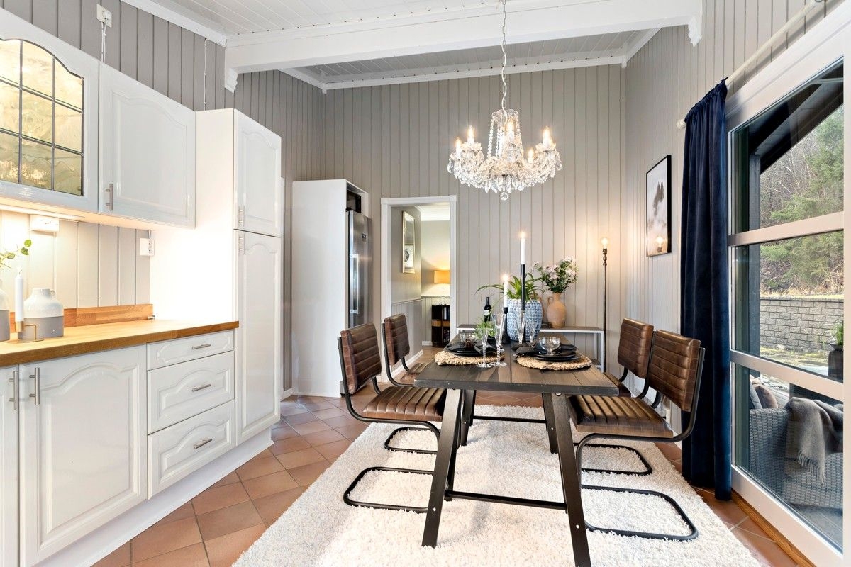 Maison familiale spacieuse avec un grand jardin, située à côté de la forêt et des sentiers de randonnée.