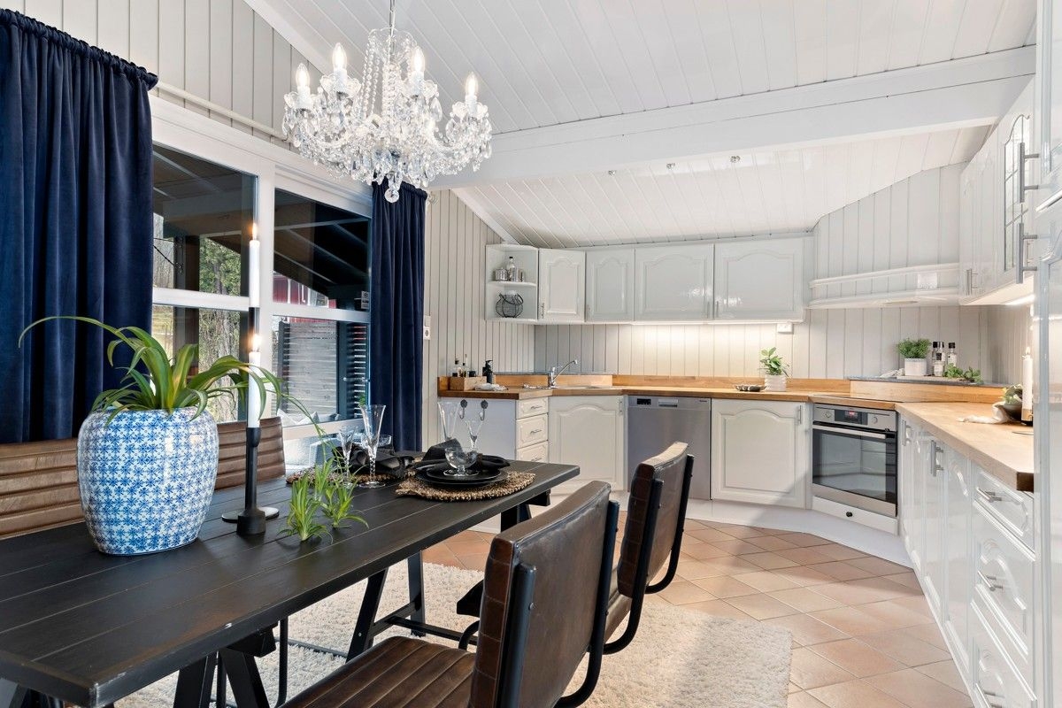 Maison familiale spacieuse avec un grand jardin, située à côté de la forêt et des sentiers de randonnée.
