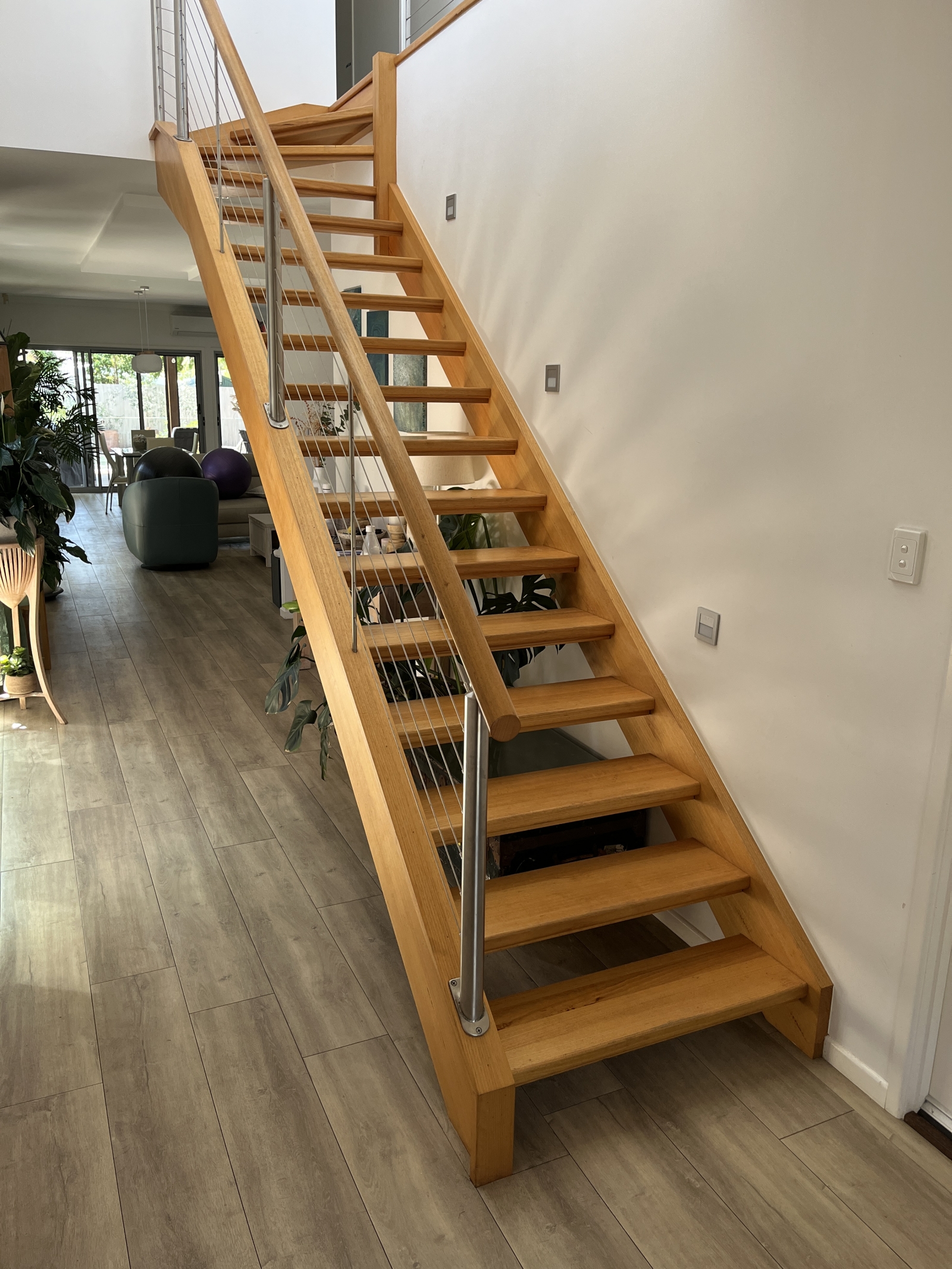 Modern home 5 min walk to sandy beach and cafes