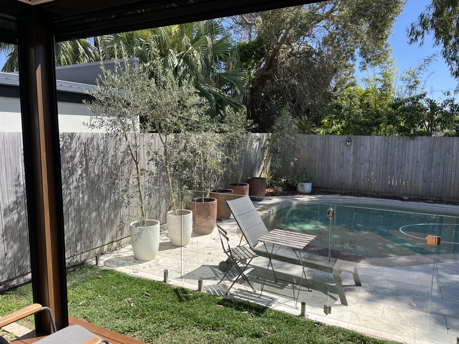 Modern home 5 min walk to sandy beach and cafes