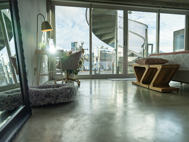 Loft arquitectónico de dos plantas con oasis en la azotea junto a la isla Granville