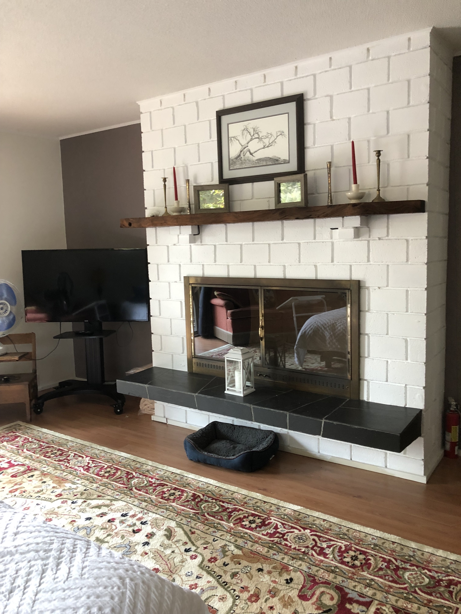 No andar de baixo, quarto grande com lareira e uma pequena cozinha pequena.