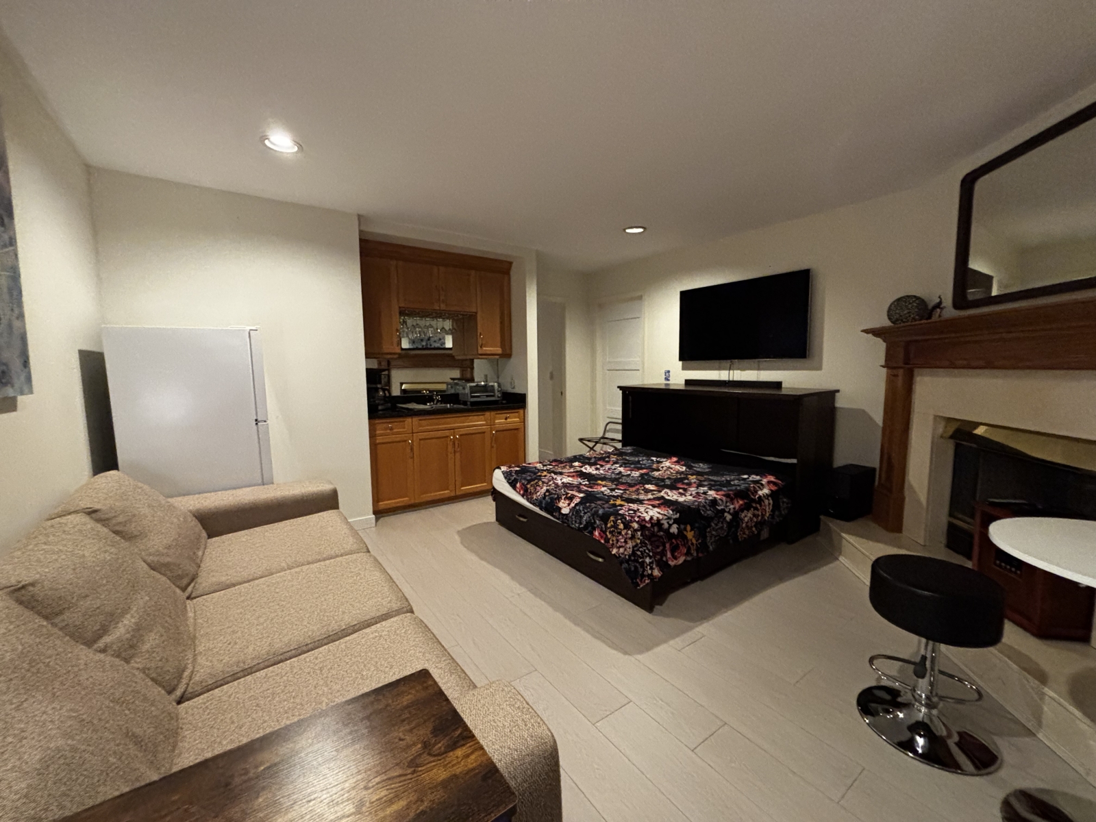 Arbutus Adjacent Suite