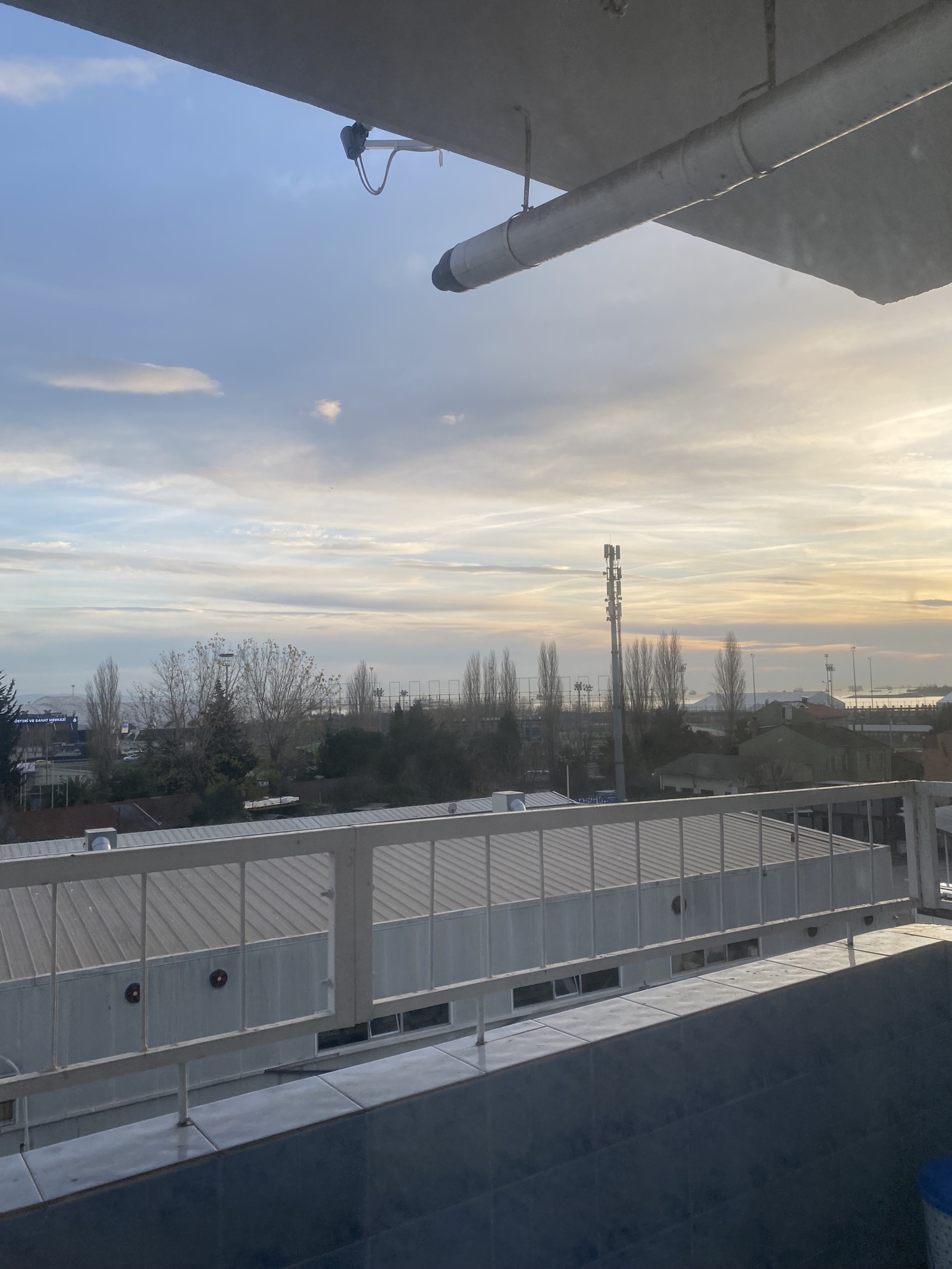 uma casa encantadora em frente à universidade