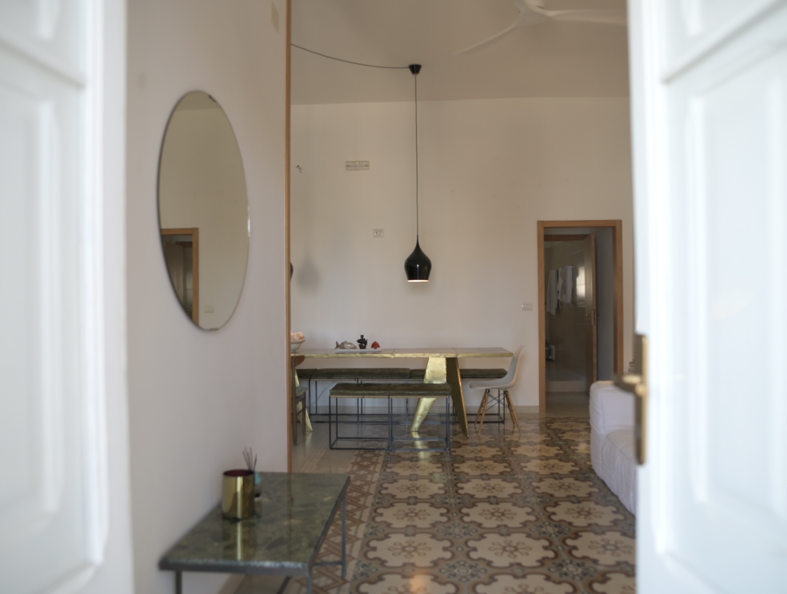 Dal balcone si entra nel soggiorno/sala da pranzo.