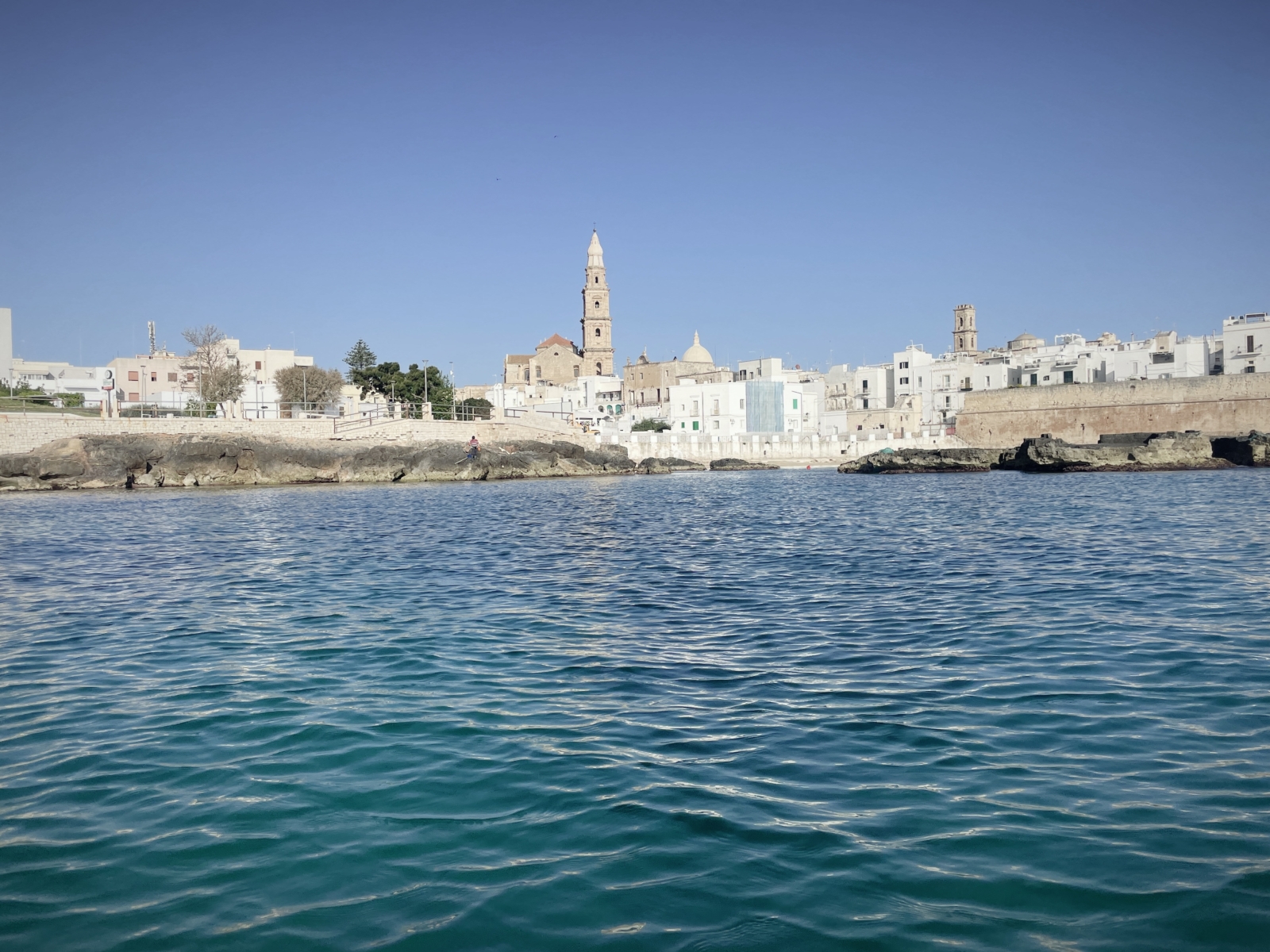 Vista sul Monopoli dal mare, il nostro appartamento si trova accanto alla chiesa.