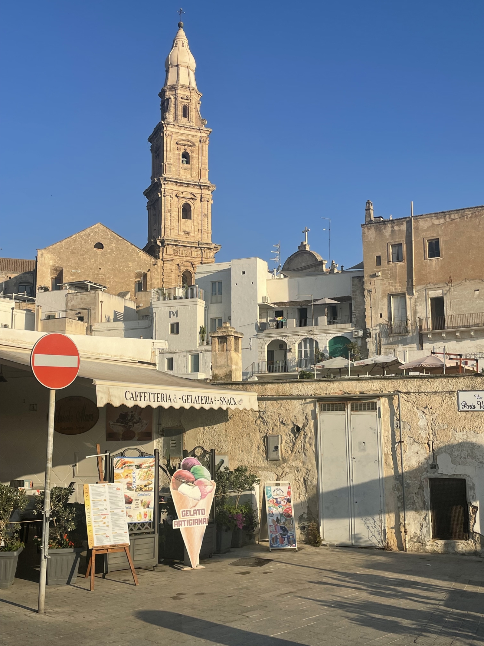 Vista dalla lungomare sulla spiaggia sull'appartamento