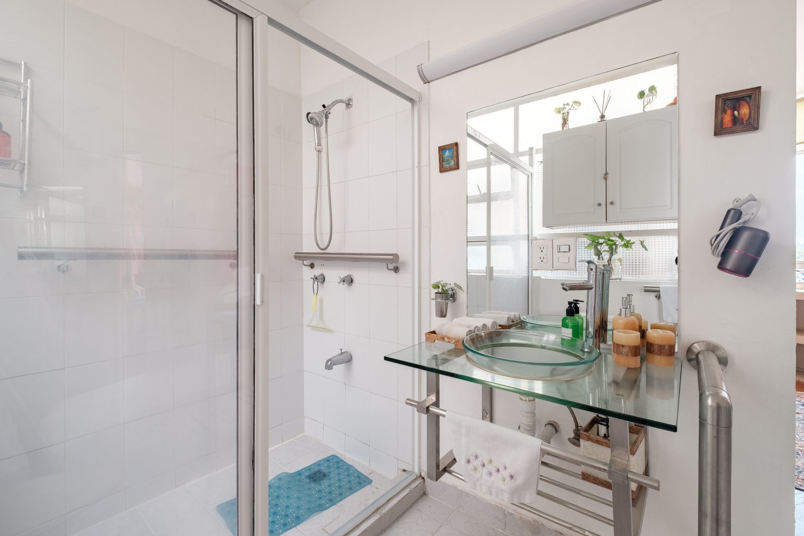 Private bathroom for the King Size room, fully equipped with safety grab bars for seniors. Impeccable and accessible!