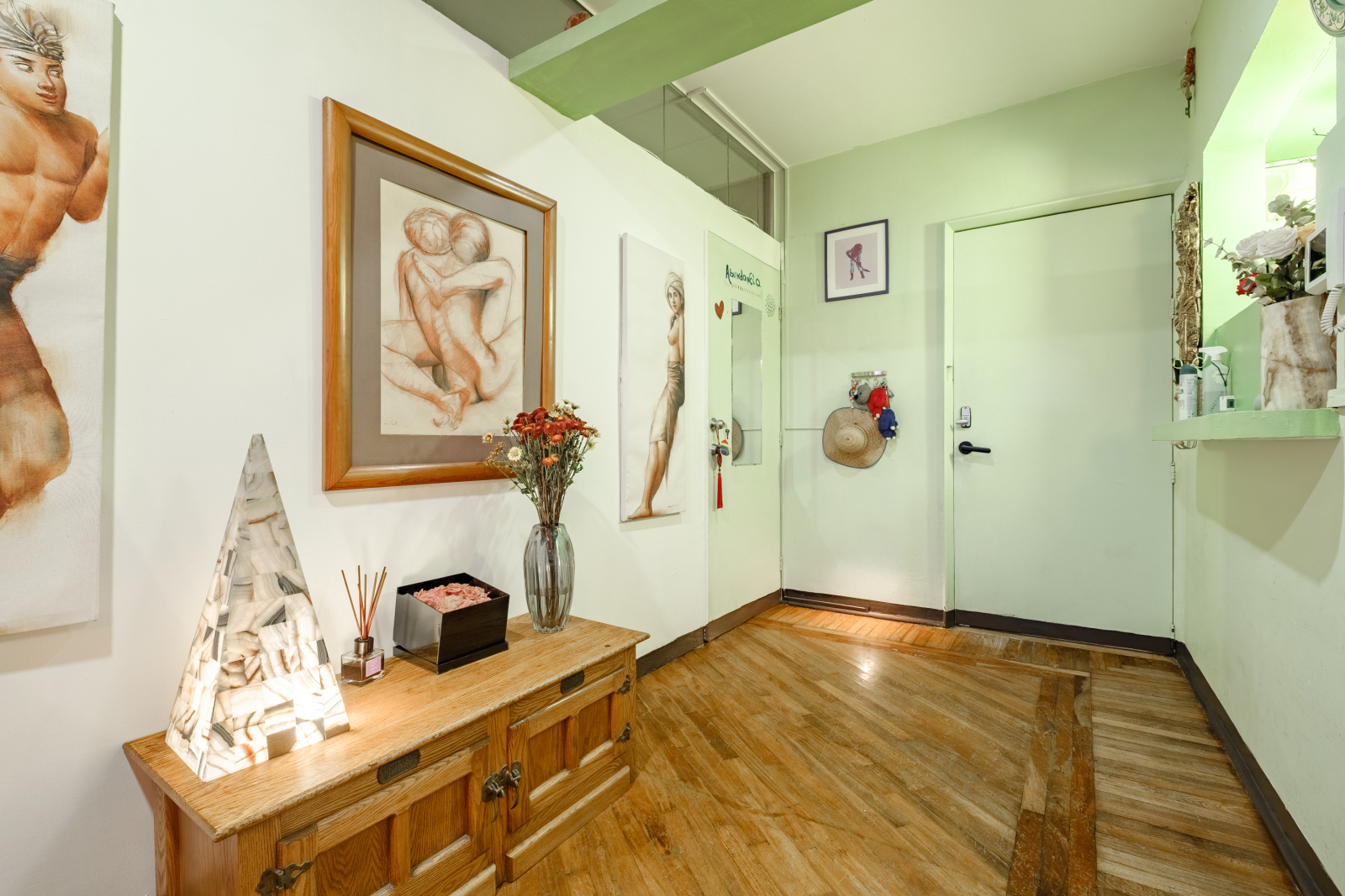 entrance hall 5th floor with elevator apartment