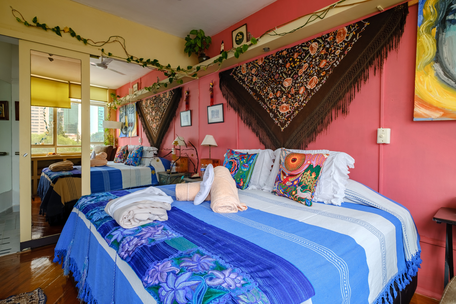 Enjoy the incredible city views from this 5th-floor King Size bedroom. Access is smooth and easy via the building's elevator. Includes a private bathroom, a cozy closet with spaces for folded clothes, and access to the dog-friendly shared terrace.