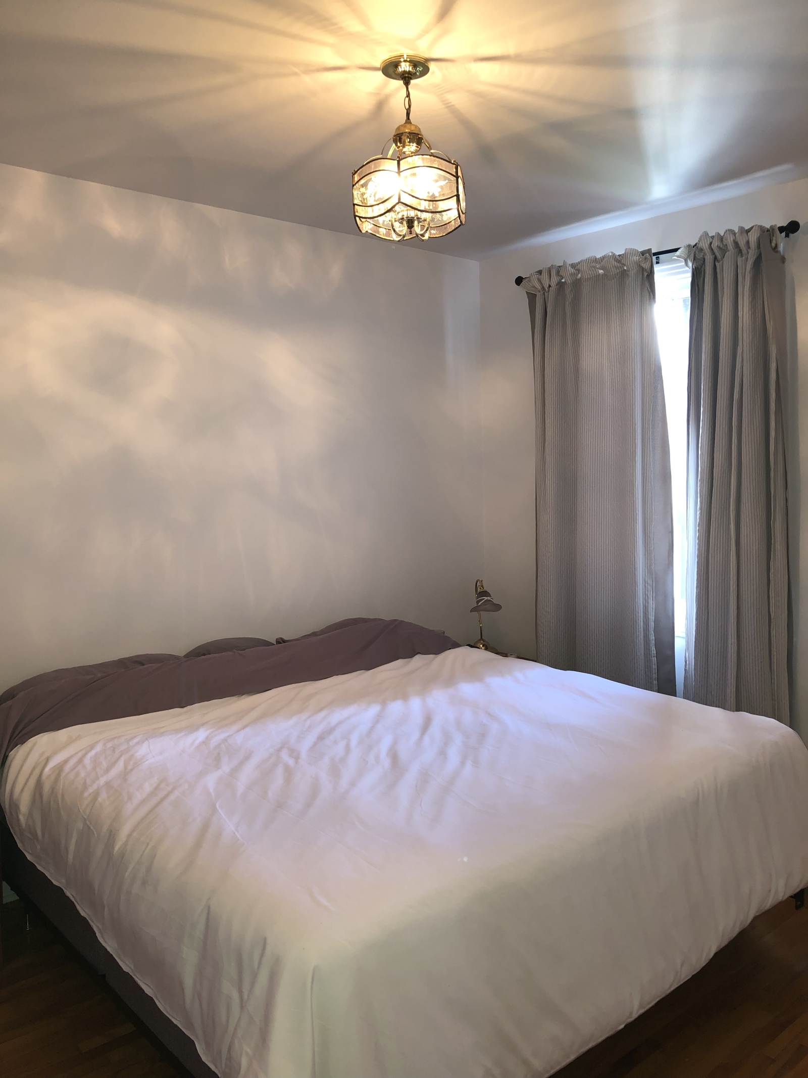 Spacious top floor apartment next to park